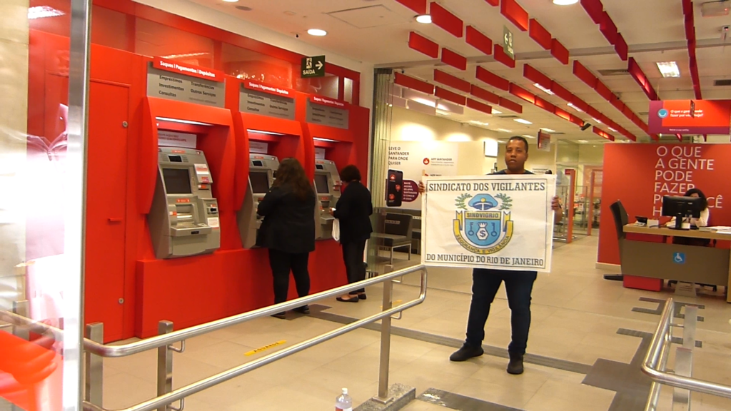 SINDVIGRIO REALIZA MANIFESTAÇÕES NA PORTA DAS AGÊNCIAS DO BANCO SANTANDER NO CENTRO DO RIO