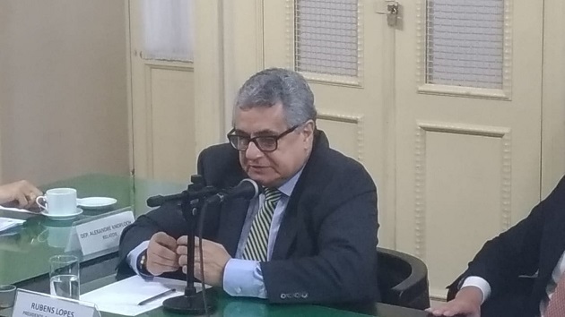 PRESIDENTE DA FERJ QUER SUBSTITUIR VIGILANTES POR PMS NO MARACANÃ